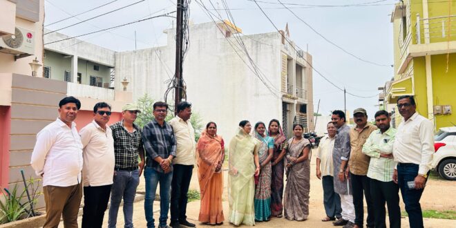 नपाध्यक्ष व उपाध्यक्ष के द्वारा नाली निर्माण के शुभारंभ के लिए पूजा की गई।