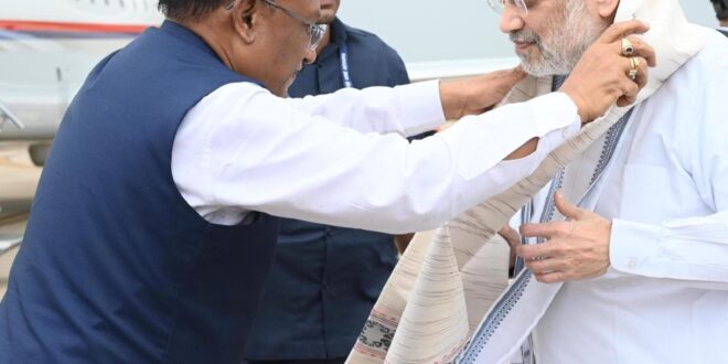 केंद्रीय गृह मंत्री श्री अमित शाह के छत्तीसगढ़ आगमन पर मुख्यमंत्री श्री विष्णुदेव साय ने स्वामी विवेकानंद एयरपोर्ट पर किया स्वागत