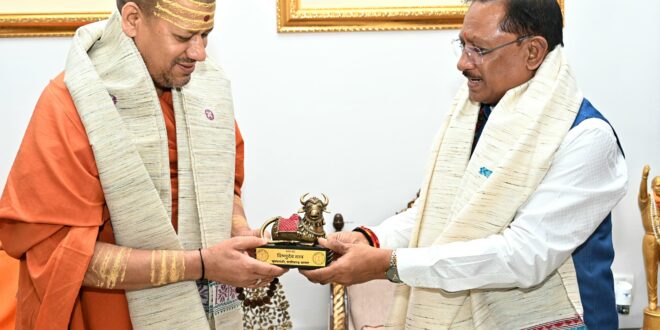 मुख्यमंत्री श्री विष्णु देव साय से निरंजन पीठाधीश्वर महामंडलेश्वर डॉ. स्वामी कैलाशनंद गिरी जी महाराज ने की सौजन्य भेंट