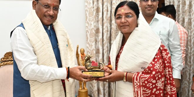 मुख्यमंत्री श्री साय से केंद्रीय महिला एवं बाल विकास राज्य मंत्री श्रीमती सावित्री ठाकुर ने की सौजन्य मुलाकात