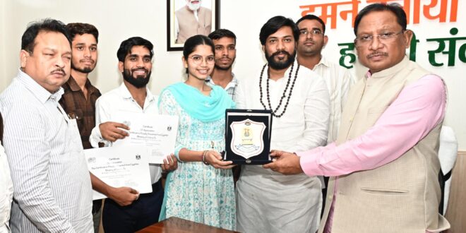 मुख्यमंत्री श्री विष्णुदेव साय से पंथी नृत्य दल ने की सौजन्य मुलाकात