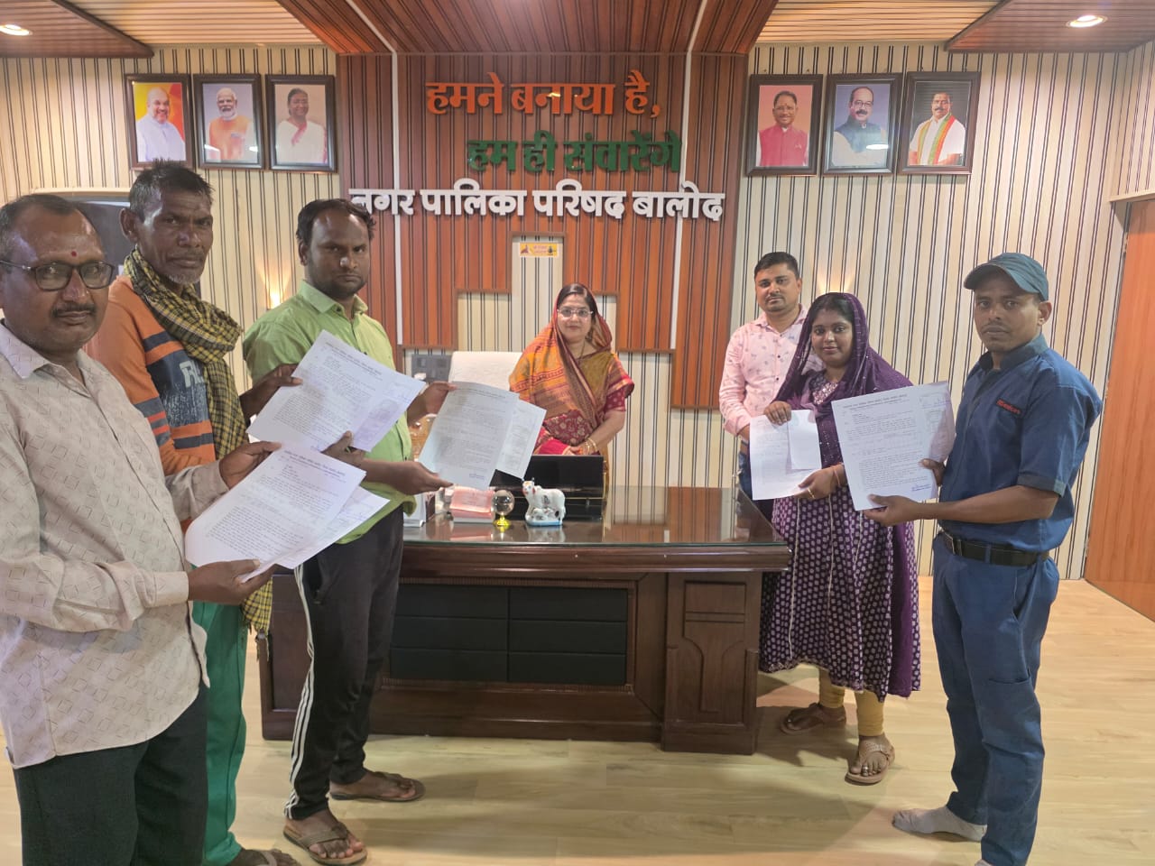 प्रधानमंत्री आवास योजना (शहरी) 2.0 के तहत बालोद के हितग्राहियों को स्वीकृति पत्र वितरित, नगर पालिका अध्यक्ष प्रतिभा चौधरी ने दी शुभकामनाएं….